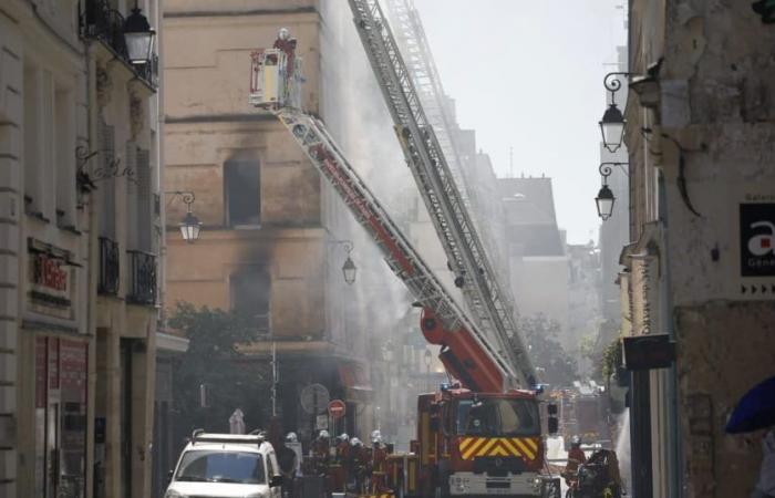 Paris: 7 injured including 5 firefighters in a fire in front of the BHV
