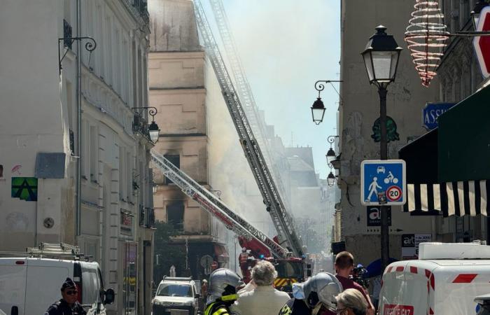 Fire in progress Paris 4th near City Hall: BHV Marais evacuated