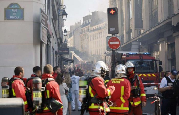 a fire is underway in a street near the BHV, which has been evacuated