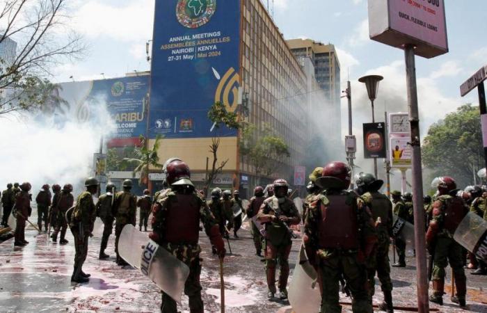 tear gas and rubber bullets to contain anti-government protest