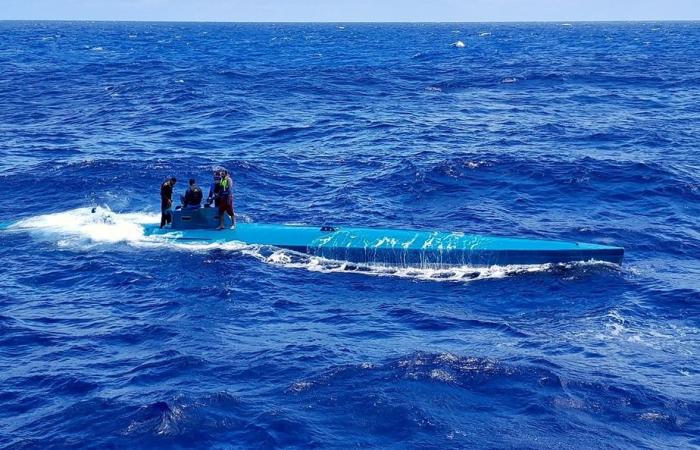 Spotted by the police, drug traffickers drown their submarine