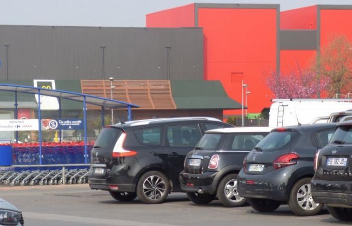 two couriers attacked with a knife Tuesday evening in Denain, one seriously injured