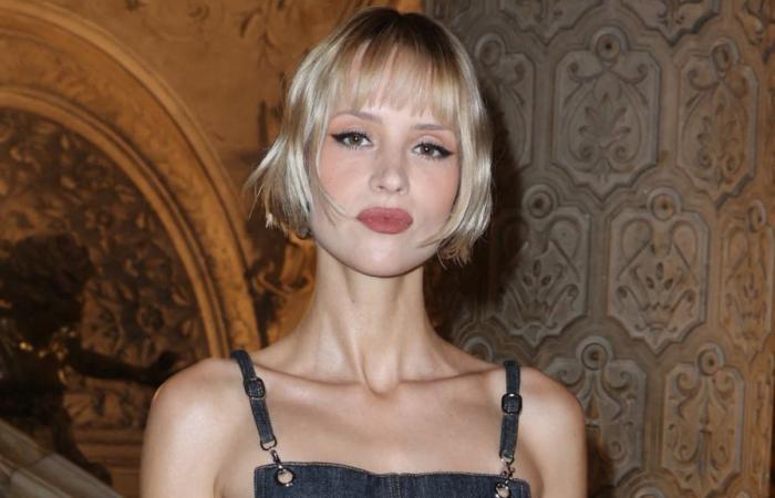 Angèle all smiles and without a bra at the Chanel Haute Couture show, she causes a sensation