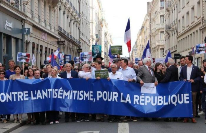 a thousand people march against anti-Semitism in Lyon