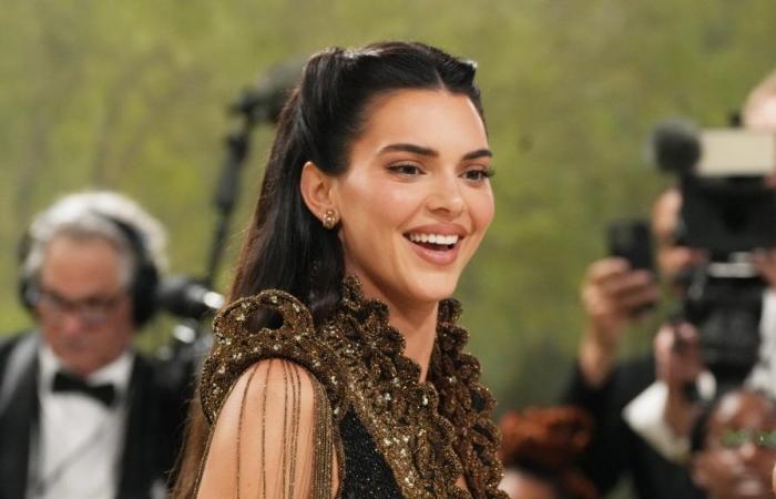 At the Louvre, Kendall Jenner had forgotten her shoes, and this did not escape Internet users