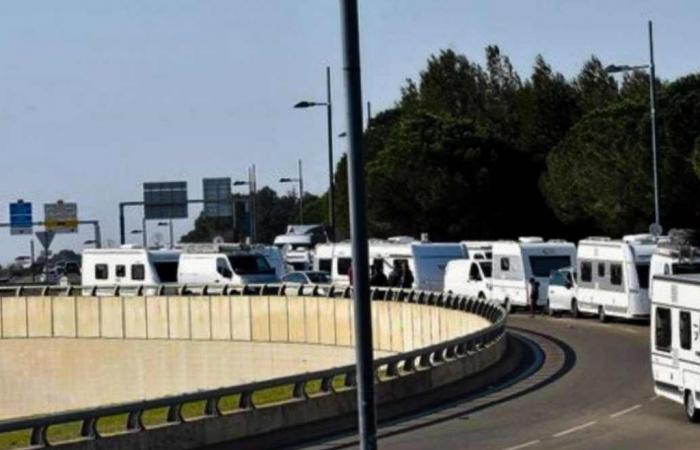 motorway and access to beaches blocked by travelers