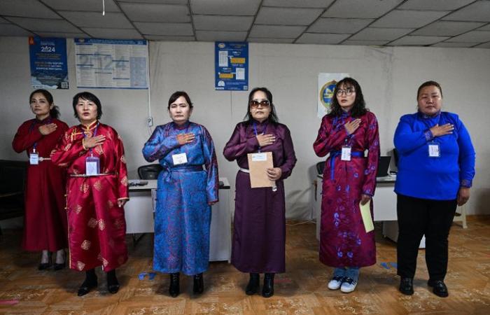 Mongolia elects MPs amid corruption, inflation