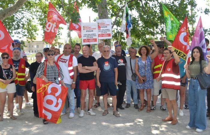 CGT activists gathered to demand the reinstatement of a colleague on a fixed-term contract at VNF