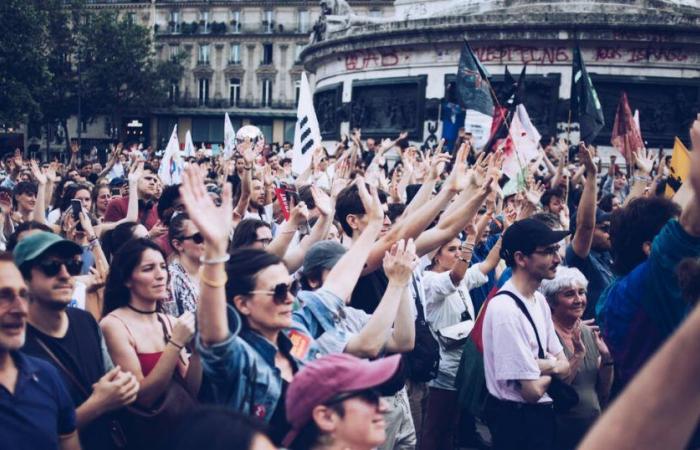 in Paris, a gathering mobilizes several thousand people around numerous artists – Libération