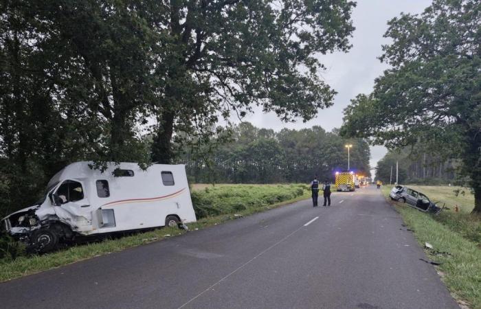 Two young people in absolute emergency in a head-on collision against a van transporting racehorses in the Landes