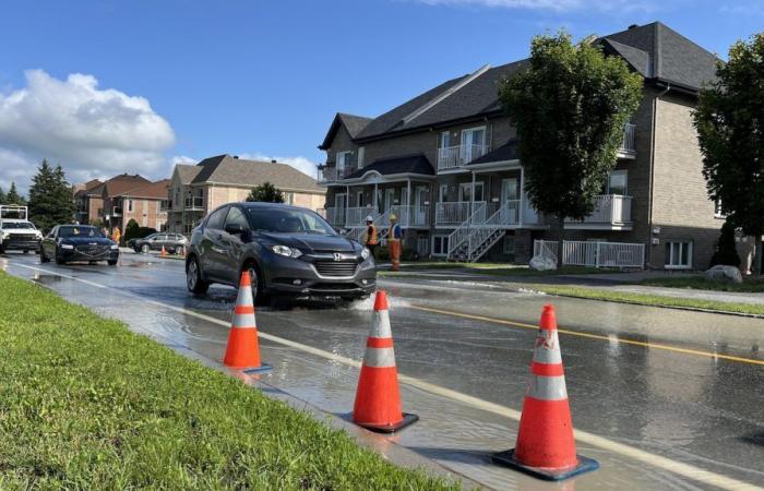 A water main break disrupts traffic and water supply in Gatineau
