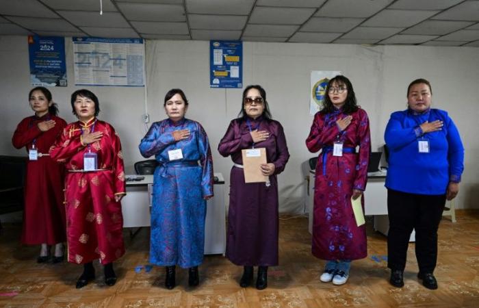 Mongolia elects its deputies against a backdrop of corruption and inflation