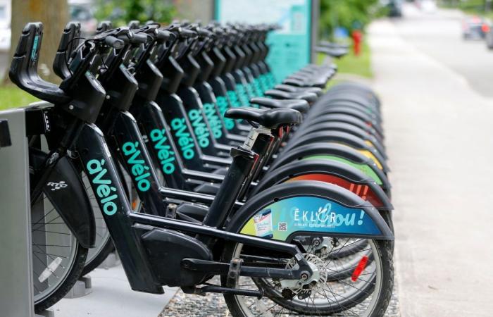 Which cities offer bike sharing in Quebec?
