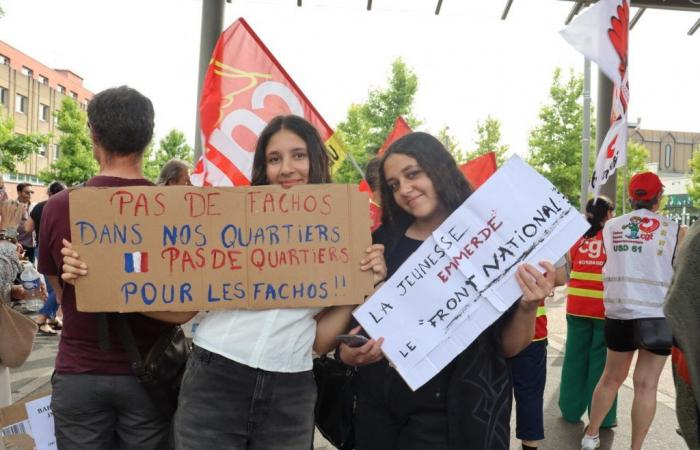 Against the far right, around a hundred people gathered in L’Aigle