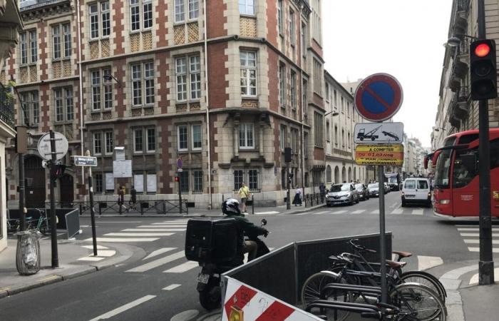 On this Paris street, parking and delivery spaces cut “without delay or consultation”
