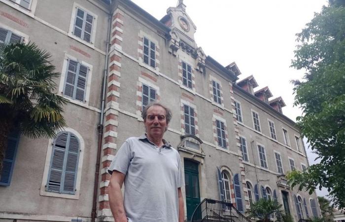 Video. In Pau, the emotion of a teacher acclaimed for his last lesson, after thirty-nine years of teaching in college