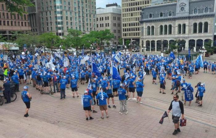 MORE DAYS OF STRIKE FOR QUEBEC BLUE COLLAR WORKERS