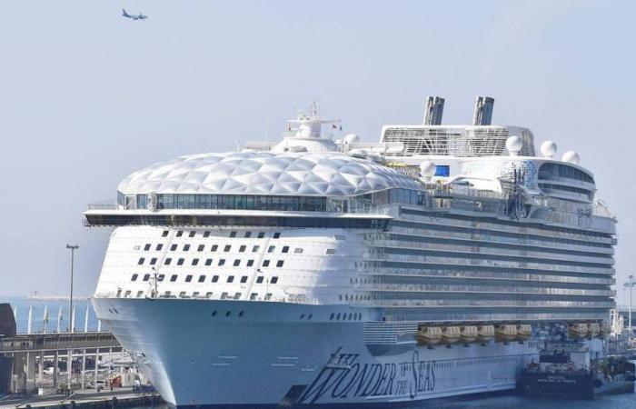 Royal Caribbean: fire breaks out on the largest cruise ship in the world