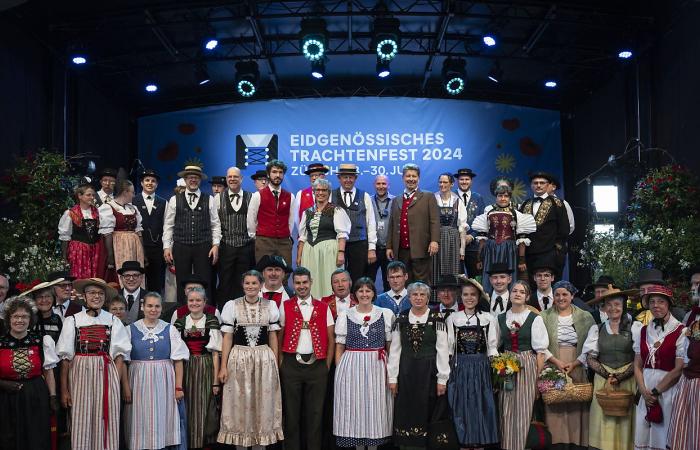 Federal traditional costume festival opens in the middle of Zurich