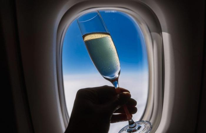 Here’s why you should avoid drinking alcohol before flying