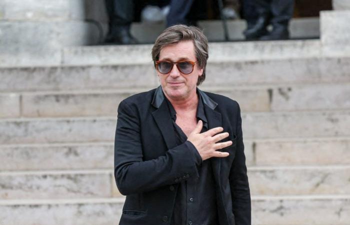 Thomas Dutronc alone facing the remains of Françoise Hardy, his father refused
