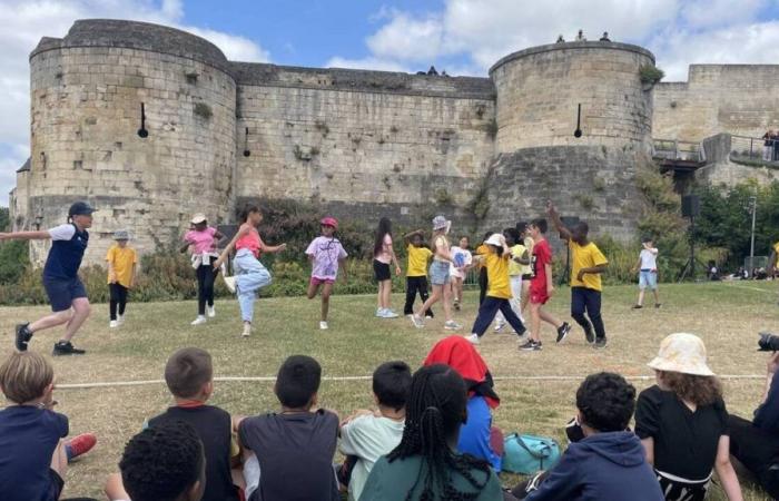 In Caen, nearly one hundred students deliver the fruit of a choreographic project at the foot of the Château