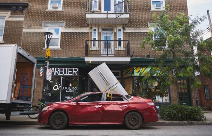 Fridge fallen on a car: the mystery is solved