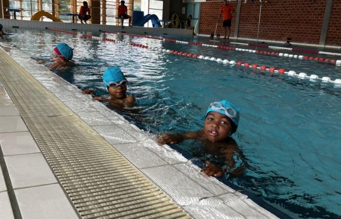 against the risk of drowning, children in blue class to tame water