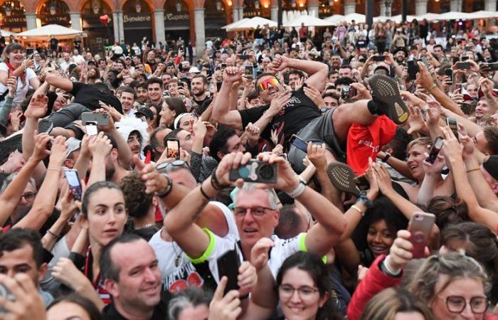 VIDEO. Stade Toulousain: paquito by Antoine Dupont in the crowd, Brennus on the balcony, fervor and clapping… Big fiesta at Place du Capitole!