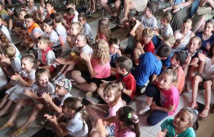 ST-PIERRE DE VARENNES: The 76 students of the school group took the stage