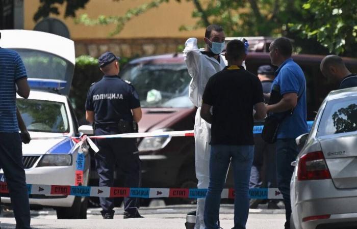 Man with a crossbow, injured police officer… what we know about the “terrorist” attack in front of the Israeli embassy in Serbia