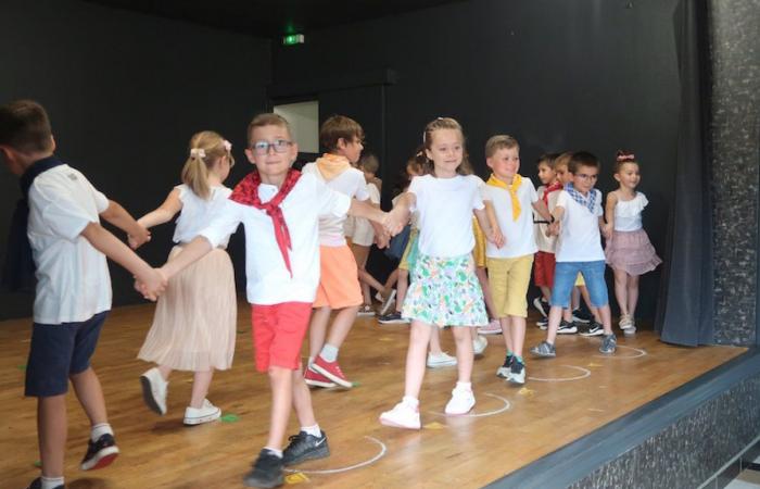 ST-PIERRE DE VARENNES: The 76 students of the school group took the stage
