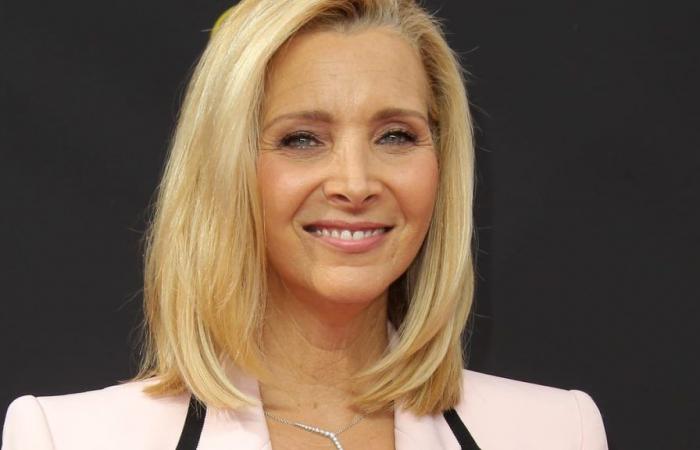 The Touching Reason Lisa Kudrow Finally Agreed to Watch Episodes of “Friends”