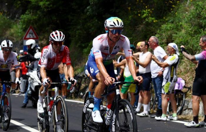 a breakaway with Frenchmen, including Valentin Madouas, Mark Cavendish distanced