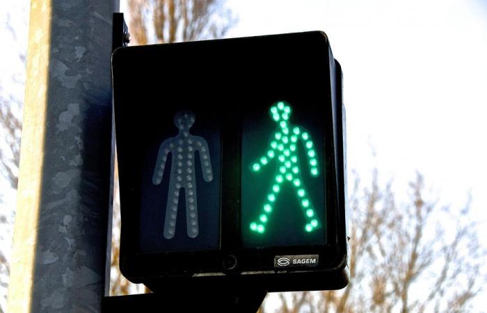 Pedestrian lights with sound in English for the visually impaired