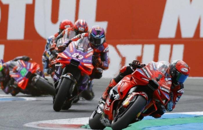 Bagnaia in the lead, big fall for Rins… Relive the start of the Dutch Grand Prix