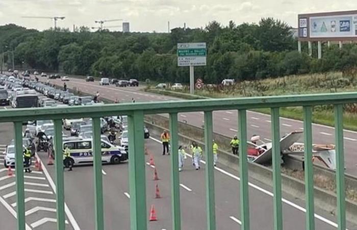 three dead in the crash of a passenger plane on the A4 motorway