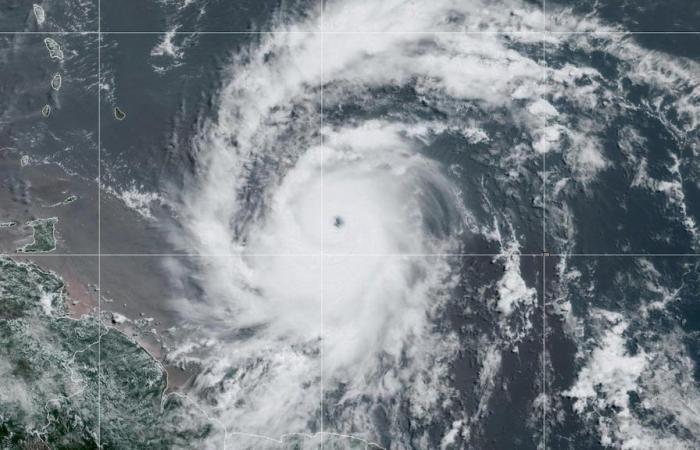 Hurricane Beryl threatens the Antilles with winds exceeding 200 km/h