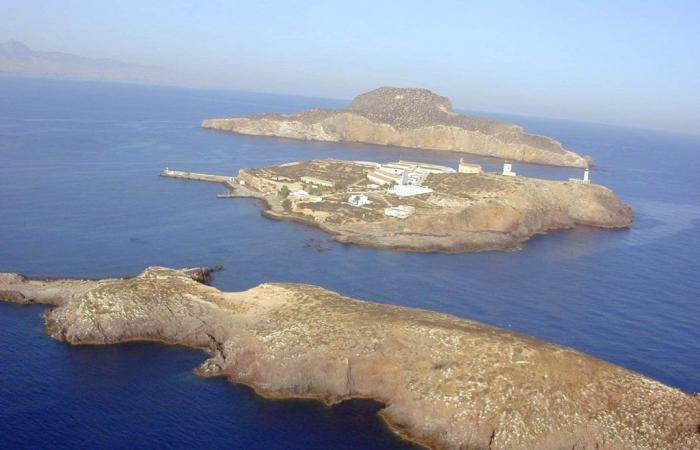 Army strengthens security around islets claimed by Morocco