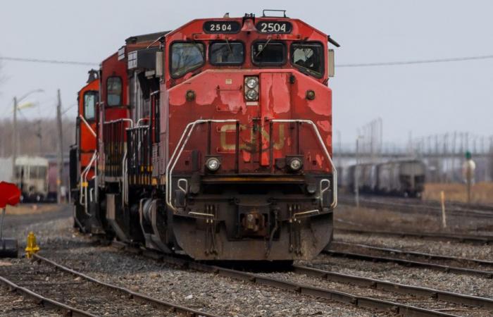 CN and CPKC workers vote to continue strike