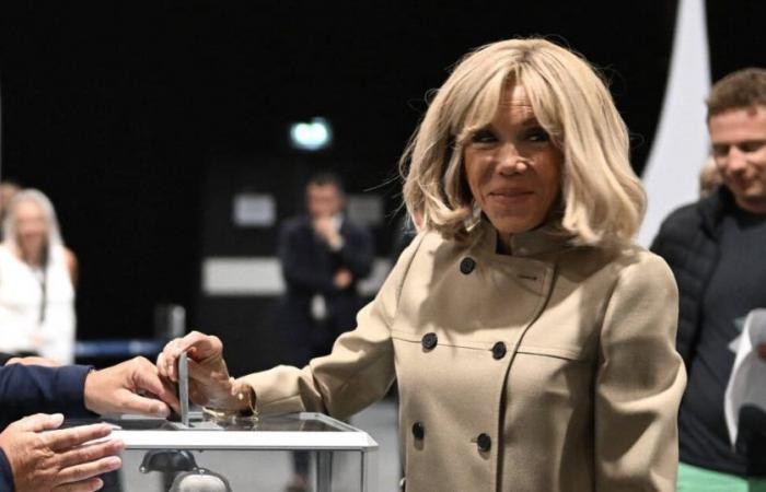 PHOTOS Brigitte Macron more stylish than ever on the arm of Emmanuel Macron, the couple keeps smiling before the verdict