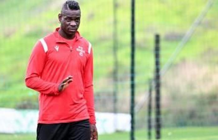 Mario Balotelli spotted drunk and lying on the road in Italy (video)