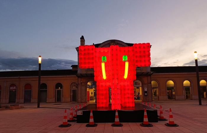 Plastic artist Bibi poses a red elephant in Bourg-en-Bresse