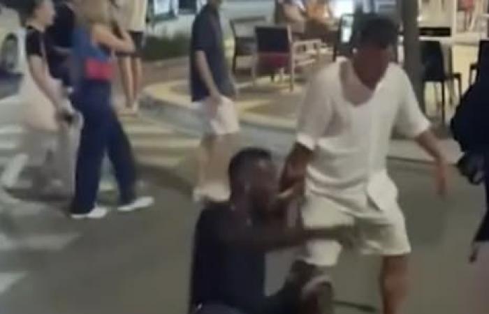 the viral video of Mario Balotelli, drunk and lying in the street