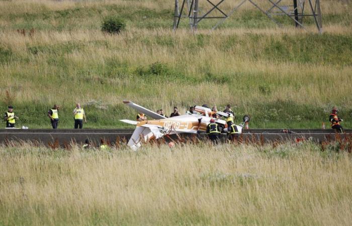 Plane crashes on A4 motorway, killing three