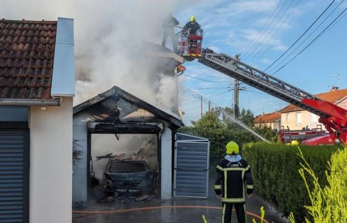 A garage on fire forces the evacuation of the occupants of two houses in Riorges