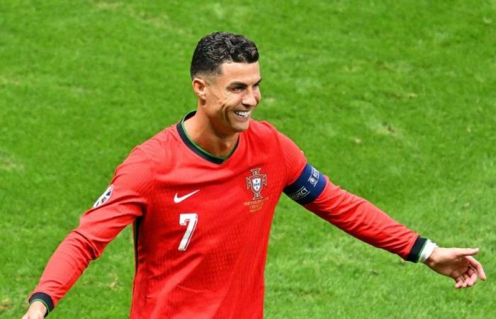 European Championship round of 16 Portugal: Referee makes Cristiano Ronaldo laugh with a dribble