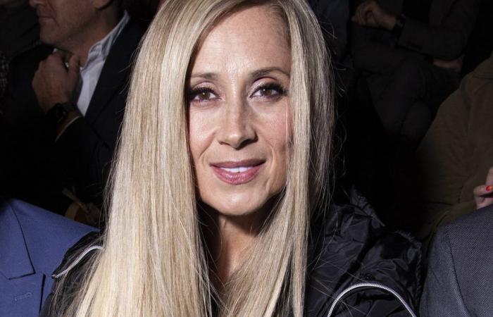 At 54, Lara Fabian adopts a femme fatale look with a new color that makes her look younger