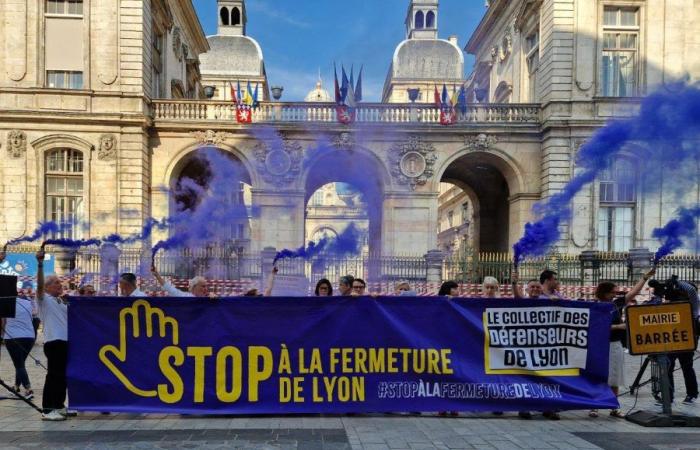 Lyon. 200 Defenders of Lyon demonstrate peacefully in front of the City Hall –