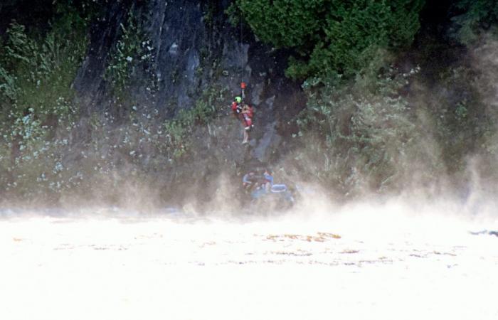 Spectacular helicopter rescue for three kayakers stuck at the foot of a cliff in the Saint-François River – Vingt55